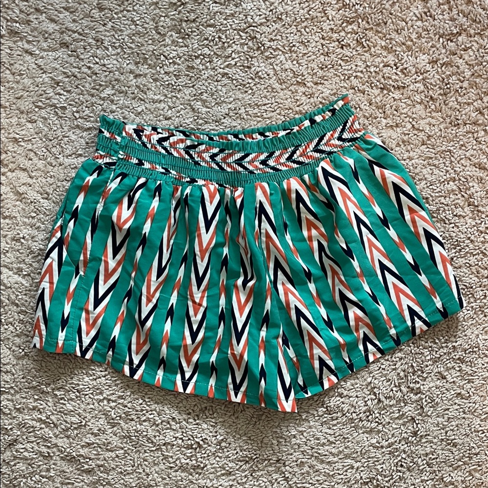 Vibrant Chevron Patterned Women's Shorts